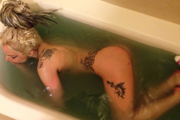 Após vomitar durante um show, Lady Gaga postou uma foto na banheira, para mostrar que se limpou depois. Oversharing much? (Foto: Reprodução/Instagram)