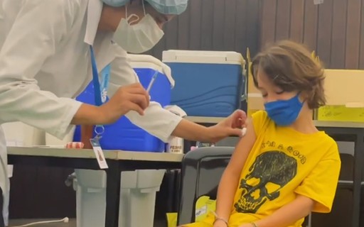 Alinne Moraes leva filho tomar vacina contra Covid-19