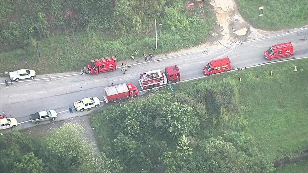 Carros do Corpo de Bombeiros na região onde teria acontecido o vazamento — Foto: Reprodução/ TV Globo