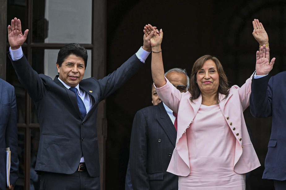 Castillo acena ao lado da vice, Dina Boluarte, após reunião com missão da OEA no Palácio do Governo em Lima