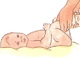 Deite o bebê e dobre os joelhos contra a barriguinha, pressionando ritmadamente (Foto: Divulgação)