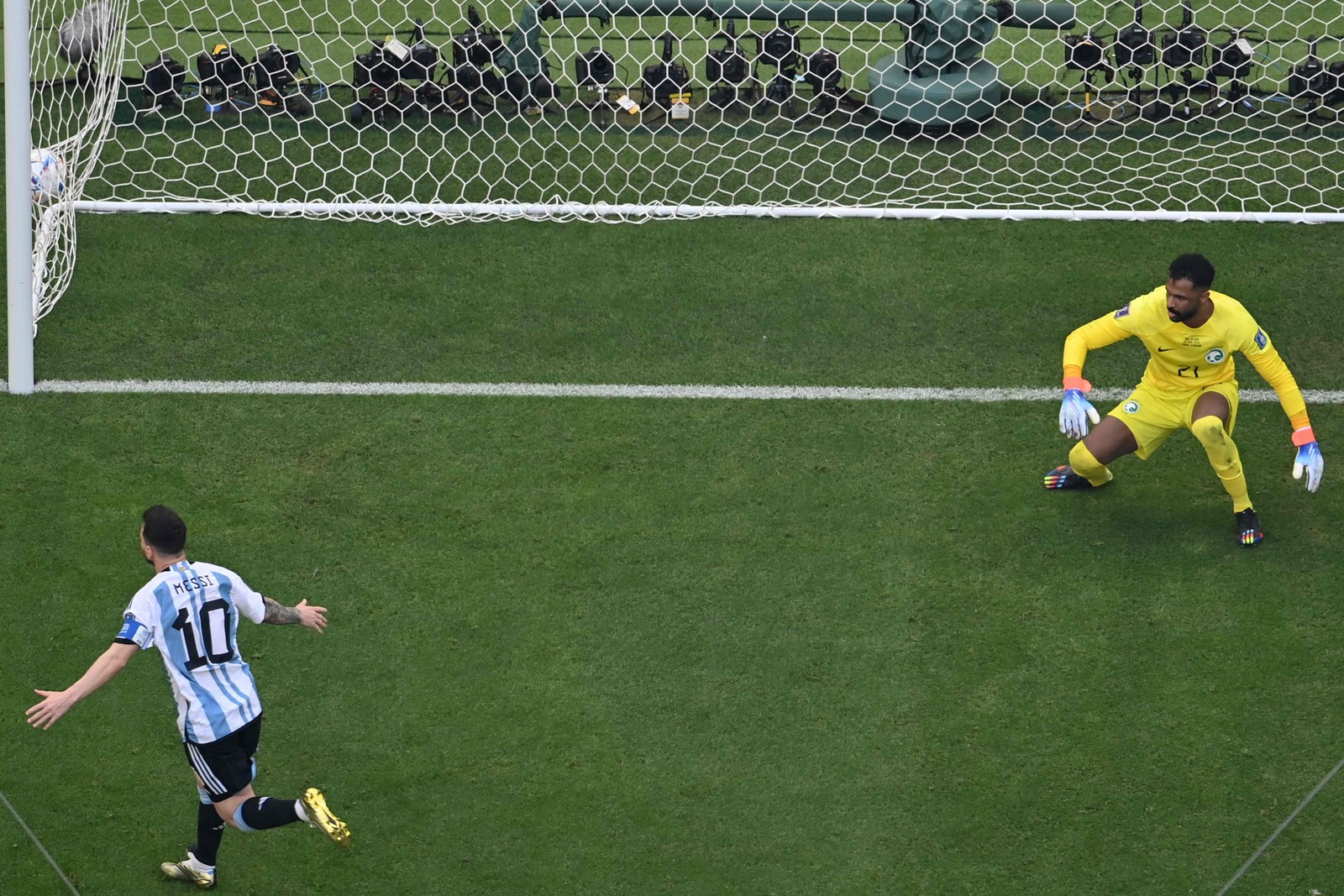 Messi decola para comemorar o gol de pânalti contra Arábia Saudita, no primeiro jogo do grupo C da Copa no Catar — Foto: ODD ANDERSEN/AFP