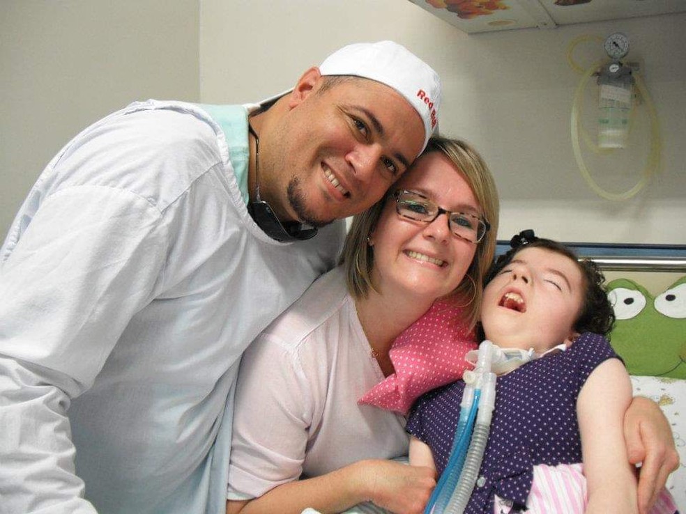 O casal Anderson e Mônica Nardini com Raphaela no hospital de Bauru, quando ela ainda tinha 10 anos: 20 anos internada — Foto: Arquivo pessoal