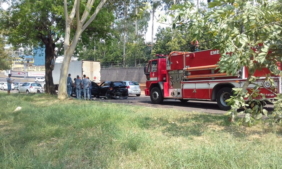 Acidente envolveu três carros na Avenida Joaquim Constantino, em Presidente Prudente — Foto: Valmir Custódio/TV Fronteira
