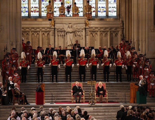Rei Charles III e Camilla Parker sentam pela primeira vez em trono após morte de rainha Elizabeth (Foto: Getty Images)