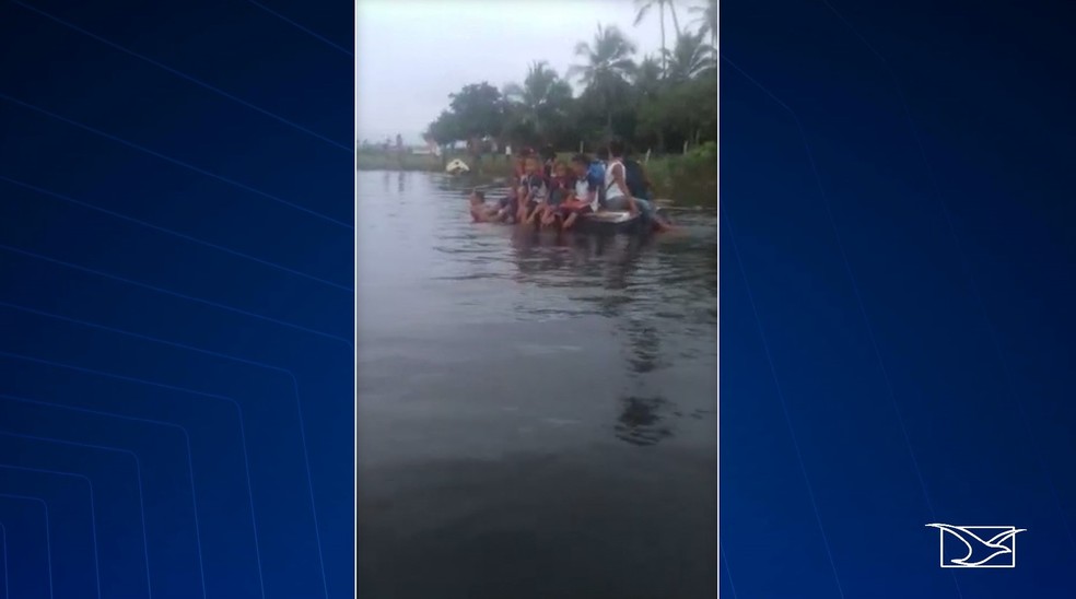 ApÃ³s chuvas, crianÃ§as usam colchÃ£o de ar para se deslocar Ã  escola em Santo Amaro â€” Foto: ReproduÃ§Ã£o/TV Mirante