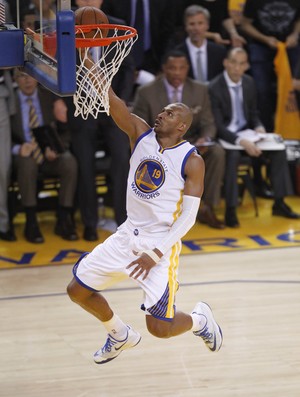 Leandrinho dá pausa nos treinos para finais da NBA e parabeniza Flamengo
