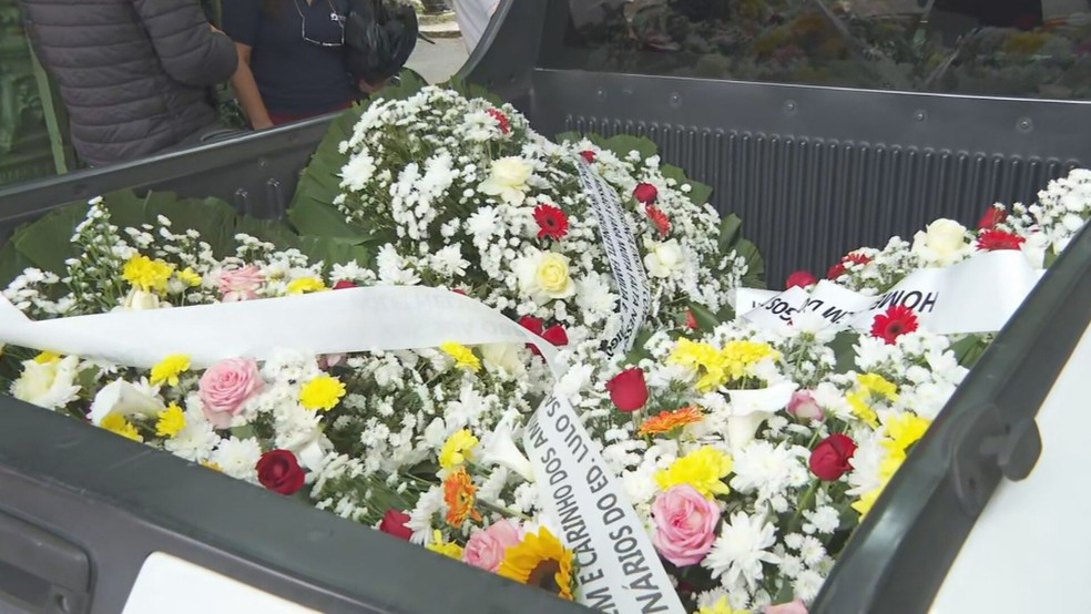 Homenagens para a professora que foi morta durante ataque em escola estadual  — Foto: Reprodução/TV Globo