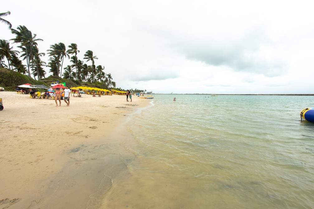 Praia de Muro Alto, em Porto de Galinhas: enorme piscina natural perfeita para banho — Foto: Celso Tavares/G1