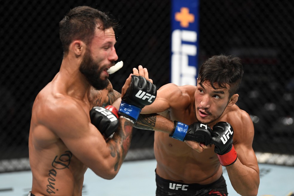 Kyung Ho Kang (dir.) acerta bom direto de direita que tirou o protetor bucal de Brandon Davis (esq.) â?? Foto: Josh Hedges/Getty Images