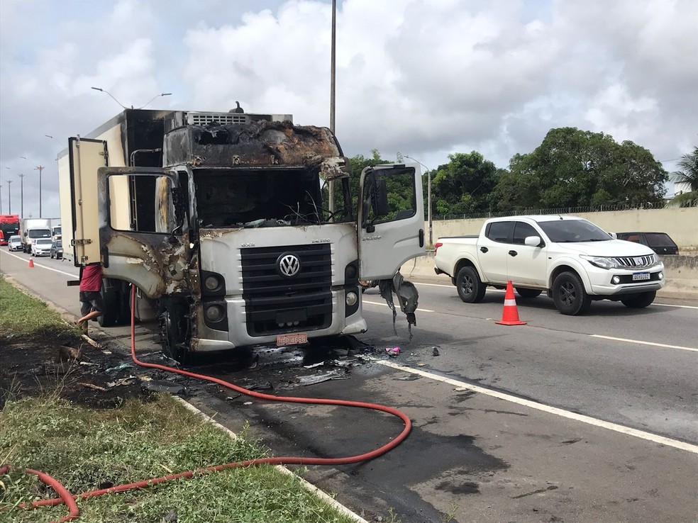 Corpo de Bombeiros foi acionado para conter as chamas  — Foto: Geraldo Jerônimo/Inter TV Cabugi