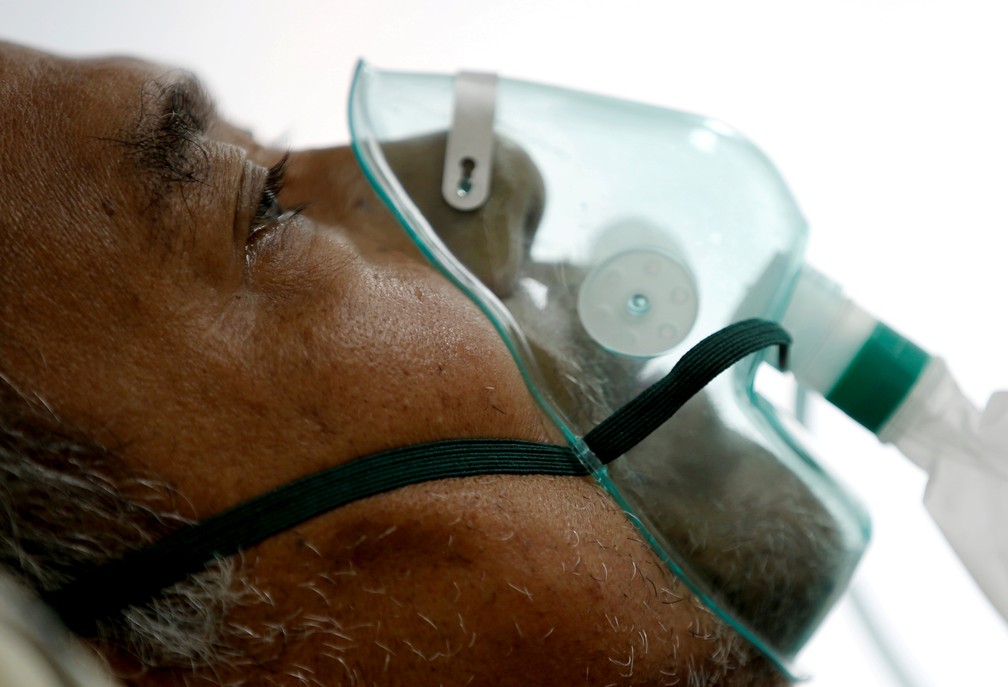 26 de janeiro - Paciente com coronavírus (covid-19) respira com uma máscara em um hospital em Bogor, Indonésia — Foto: Willy Kurniawan/Reuters