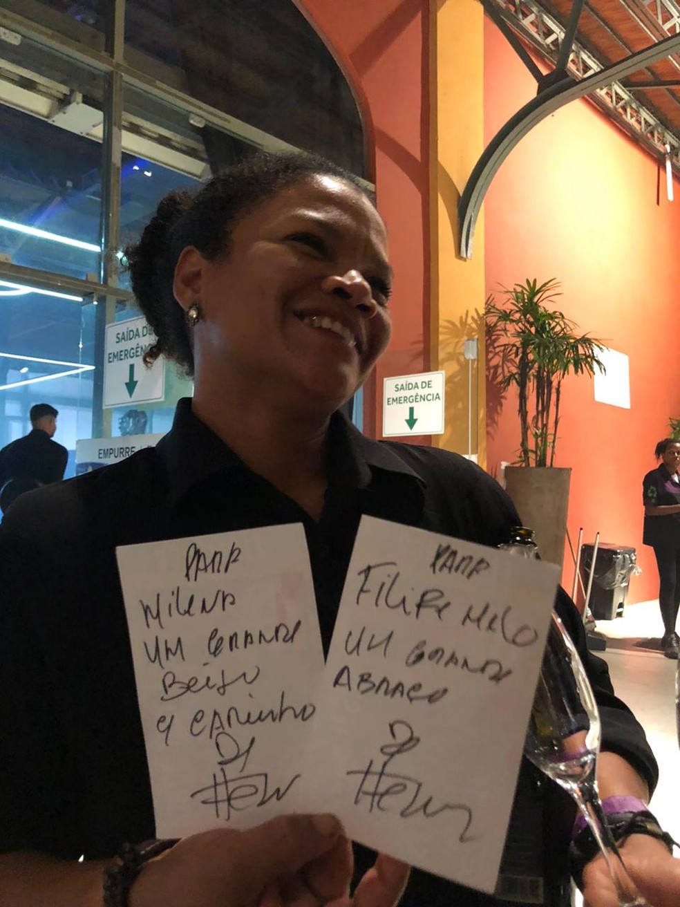 Com dois cart&otilde;es autografados por Jesus, ela era s&oacute; alegria no fim da festa da CBF &mdash; Foto: Arquivo pessoal