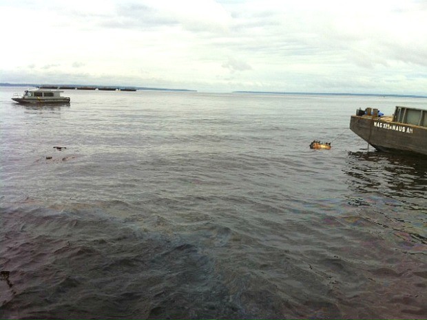 Local onde embarcação afundou, na Zona Oeste de Manaus (Foto: Ana Graziela Maia/G1 AM)