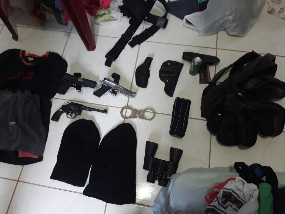 Armas e materiais que foram apreendidos com integrante em 2018 — Foto: Polícia Civil de MT