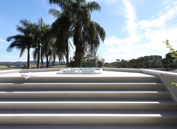 Anexo | No andar superior, foi criada uma hidromassagem para os moradores relaxarem e usufruírem da vista do vale (Foto: Marco Antonio/Divulgação)