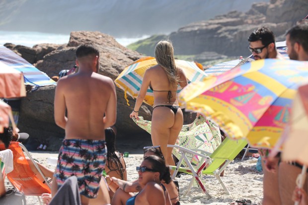 Carol Portaluppi curte praia com amigas (Foto: Dilson Silva/AgNews)