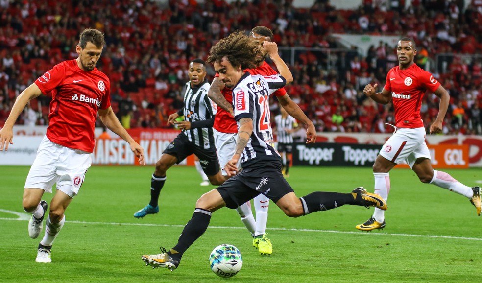 Micale sacou Valdívia durante a partida contra o Inter, mas elogiou atuação do jogador (Foto: Bruno Cantini)