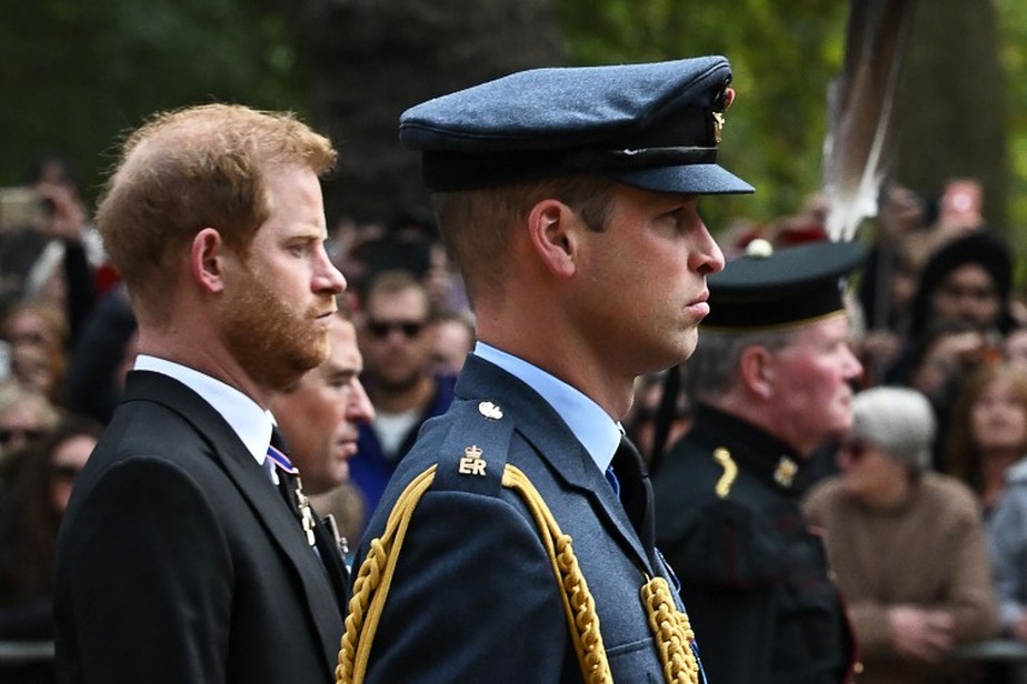 Príncipe William e príncipe Harry durante cortejo para a rainha Elizabeth II