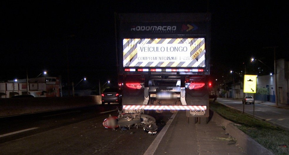Motociclista tem fratura exposta após bater em traseira de carreta parada na BR-365, em Uberlândia