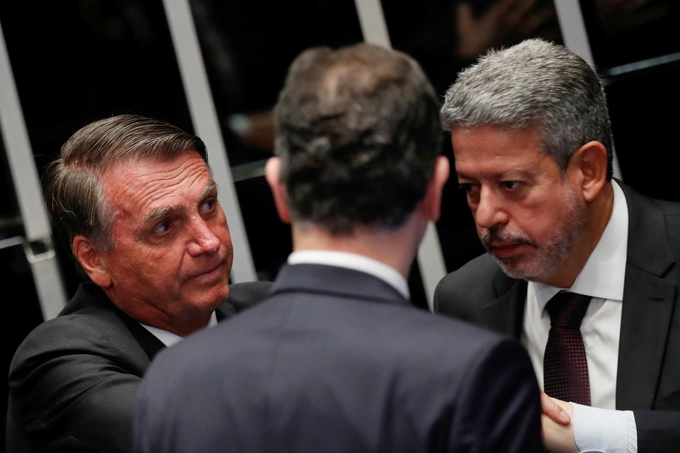 O presidente Jair Bolsonaro ao lado do presidente da Câmara, Arthur Lira, durante sessão no Congresso — Foto: REUTERS/Adriano Machado