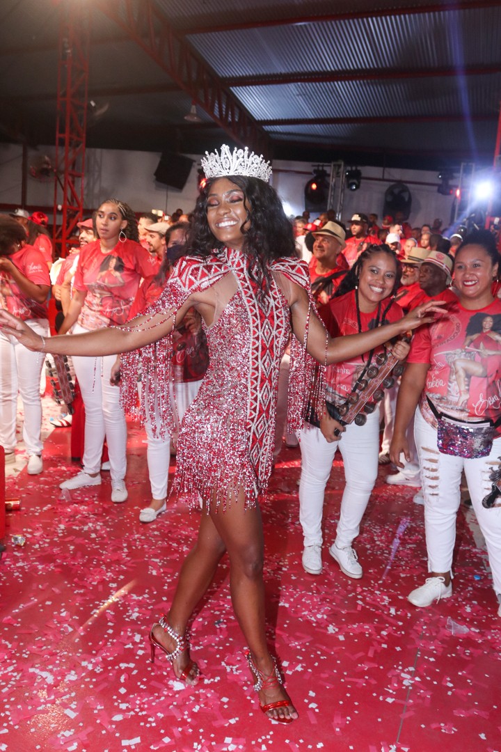 Érika Januza é coroada Rainha de Bateria da Unidos do Viradouro (Foto: Thyago Andrade/Brazil News)