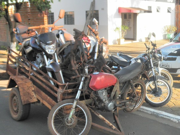 Motos foram apreendidas com três homens em Guatapará, SP (Foto: Polícia Militar)