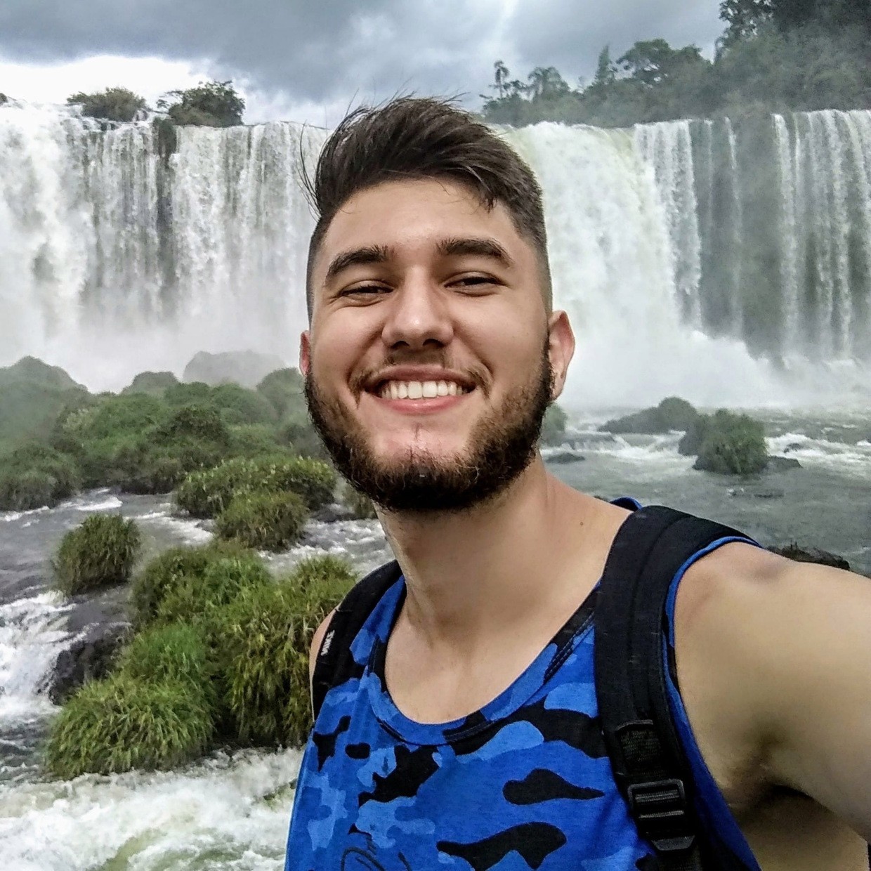 Jovem de 22 anos que morreu após selfie na cachoeira figura em noticiário internacional (Foto: Facebook)