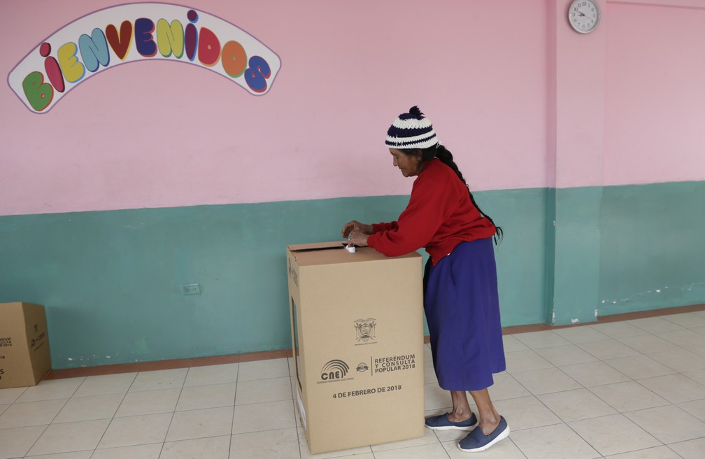 Equatoriana vota neste domingo (4) em referendo em Quito (Foto: Dolores Ochoa/AP Photo)