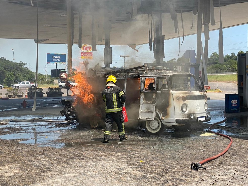 Chamas destruíram kombi em posto de combustíveis de Gravataí neste domingo (19) — Foto: Giovani Grizotti/RBS TV 
