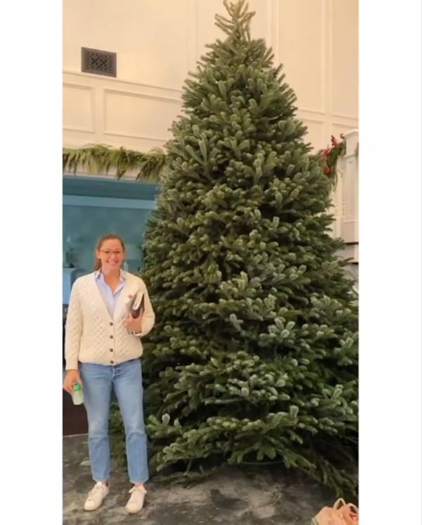 A atriz Jennifer Garner com sua árvore de Natal gigante (Foto: Instagram)