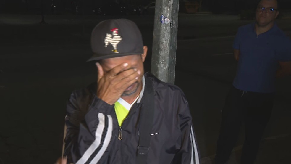 Sidney Xavier chora a espera de soltura de filho feito refém em BH. — Foto: Marcelo Abreu/TV Globo 