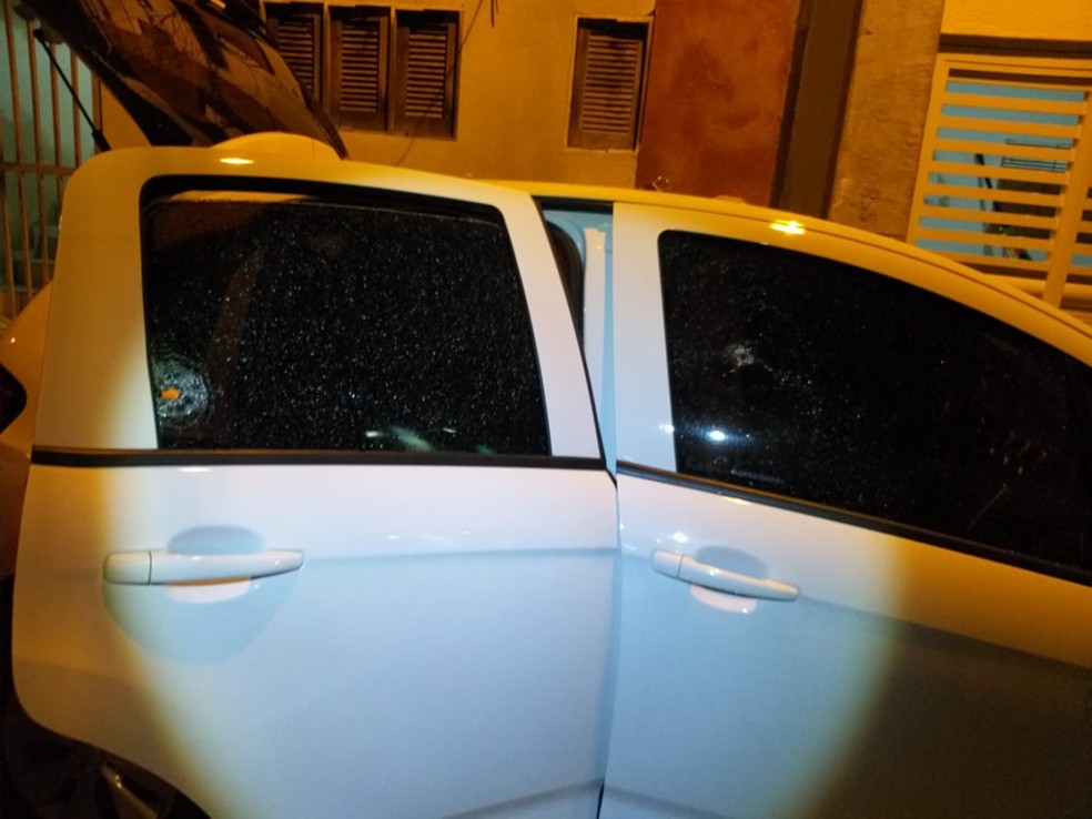 Corpo do suposto assaltante foi encontrado dentro de um Citroen, abandonado na Rua Dr Celso Ramalho, no bairro de Lagoa Seca â Foto: Redes Sociais 