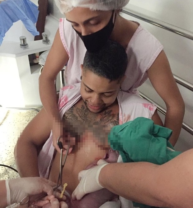 Ellen cortando o cordão umbilical no parto de Isabella (Foto: Arquivo pessoal)
