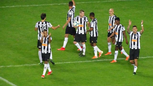 Jogadores comemoram a vitória em cima do CSA no Horto
