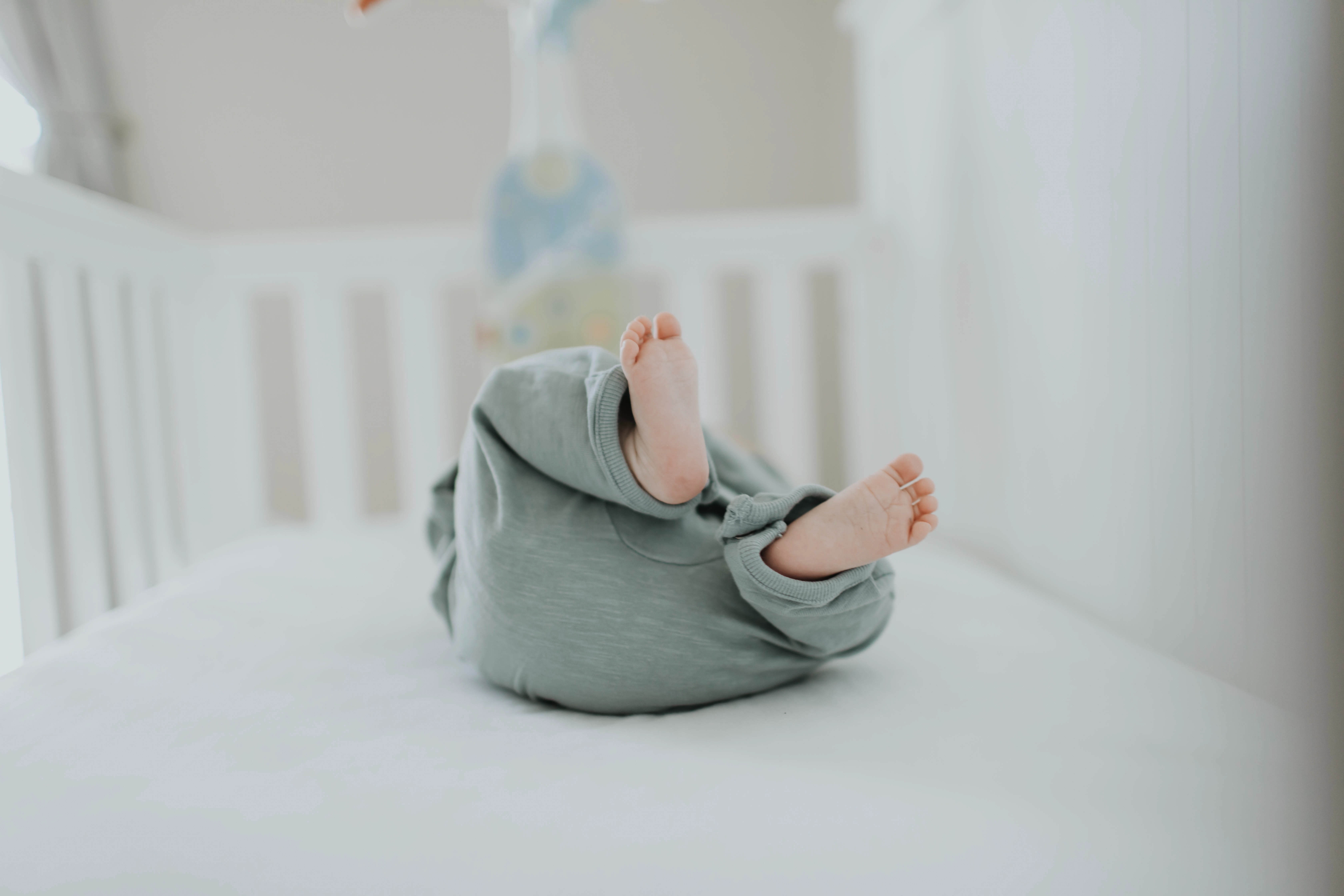 Bebê recém-nascido no berço (Foto: Leah Kelley/Pexels)