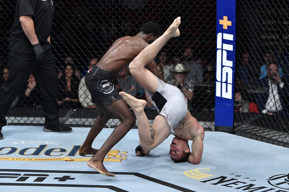 Felipe Cabocão caiu com a cabeça no chão após um arremesso de Montel Jackson — Foto: Getty Images