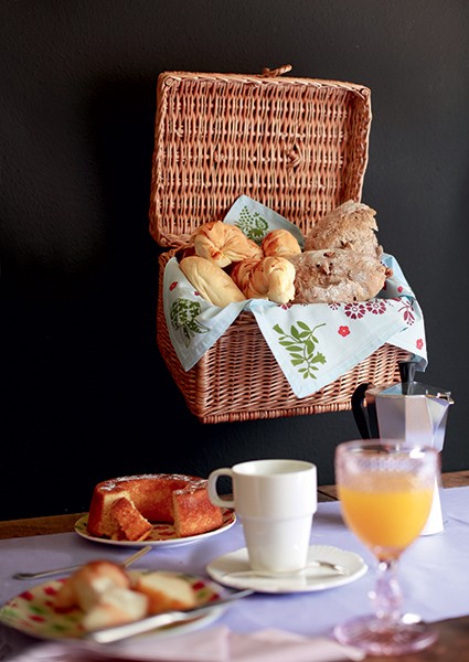 A cesta suspensa dá um charme a mais e ainda amplia o espaço para colocar as guloseimas do café da manhã (Foto: Rogério Voltan/Editora Globo)