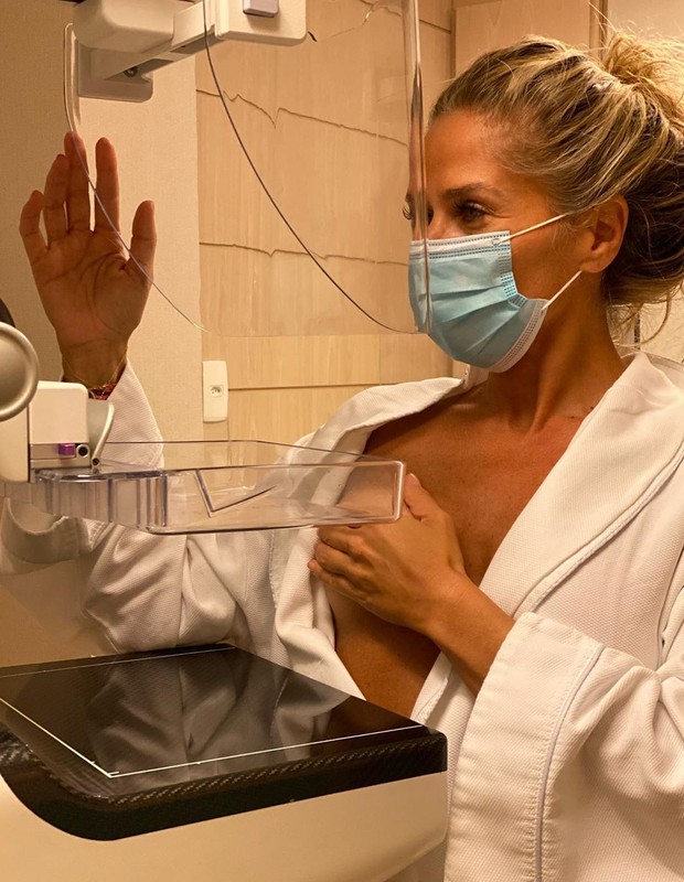 Adriane Galisteu faz mamografia (Foto: Reprodução/Instagram)
