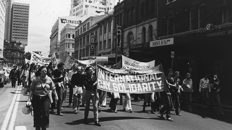 O primeiro Mardi Gras de Sydney, em 1978, reuniu a comunidade LGBTQ+ (Foto: Getty Images )