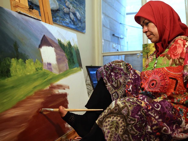Zohreh Etezadossaltaneh já vendeu alguns dos quadros que pintou (Foto: Ebrahim Noroozi/AP)