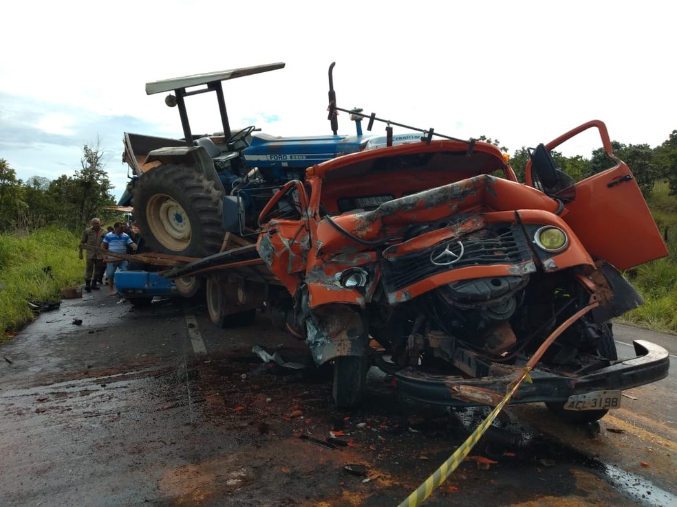 Caminhões ficaram destruídos após acidente — Foto: Corpo de Bombeiros-MT/ Divulgação