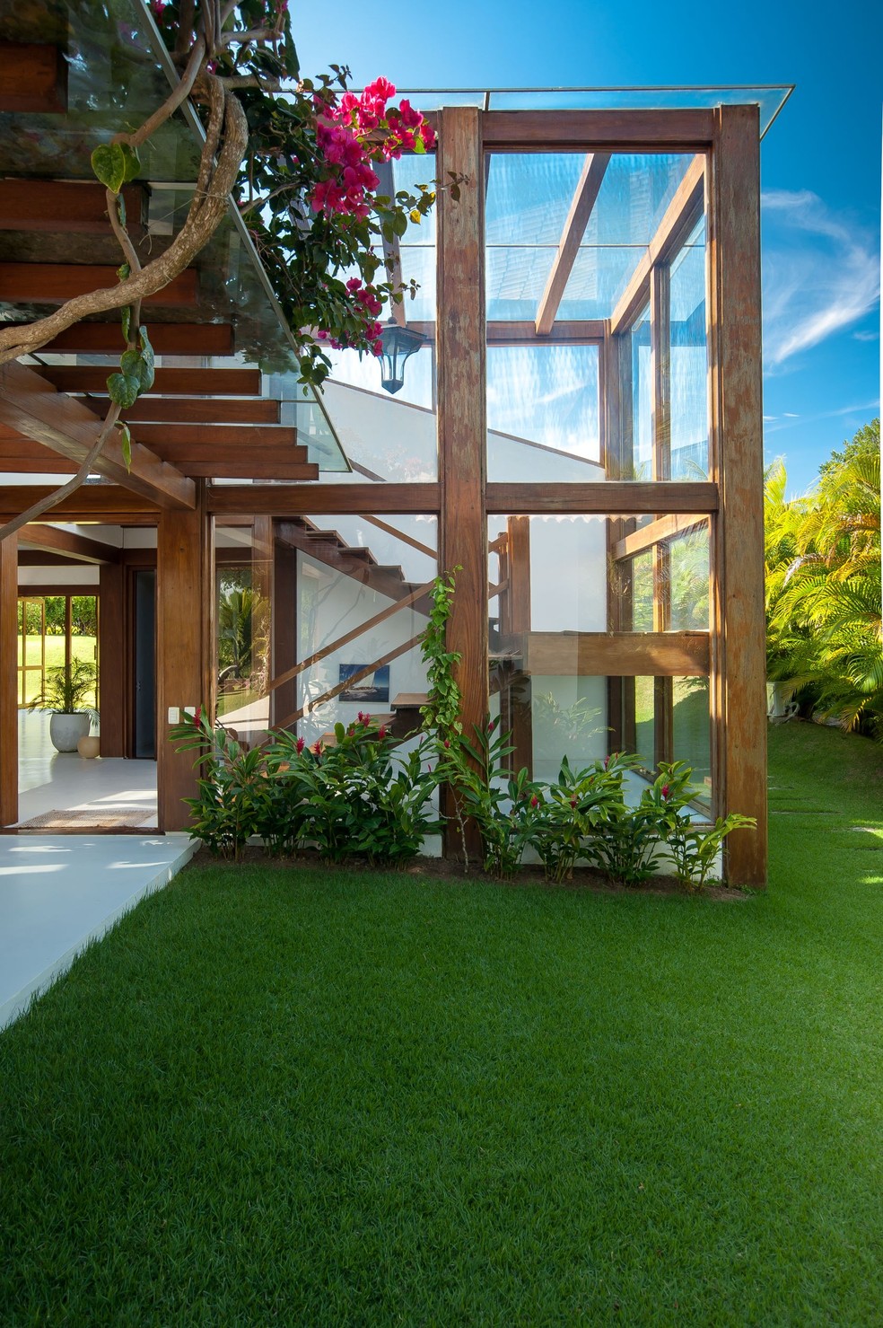 Na entrada da casa em Trancoso, BA, o pergolado foi erguido com madeira tatajuba e cobertura de vidro temperado e laminado. Projeto do escritório Conrado Ceravolo Arquitetos — Foto: Tarso Figueira