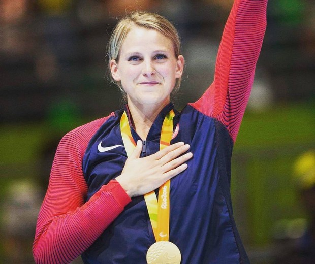 Lora Webster é atleta da seleção de vôlei sentado dos EUA (Foto: Reprodução/Instagram)