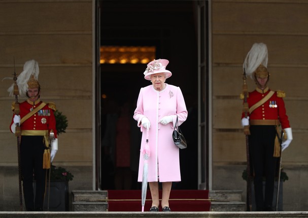 LONDON, ENGLAND - MAY 29: Queen Elizabeth II meets guests as she attends the Royal Garden Party at Buckingham Palace on May 29, 2019 in London, England. (Photo by Yui Mok - WPA Pool/Getty Images) (Foto: Getty Images)
