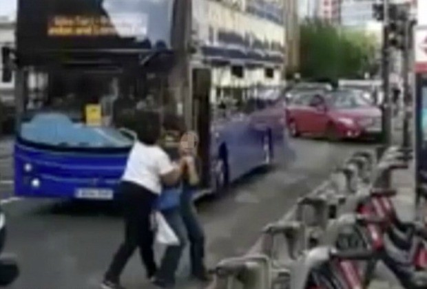 Imagem de vídeo mostra o momento em que motorista desce de ônibus turístico e agarra a outra mulher pelo pescoço (Foto: Reprodução / YouTube)