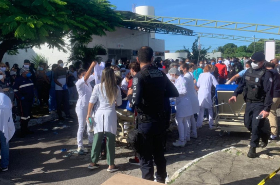 Pacientes são removidos de hospital de Aracaju  — Foto: Kedma Ferr/TV Sergipe 