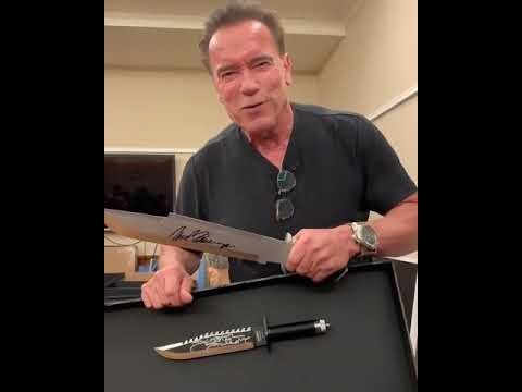 Schwarzenegger compara as facas de 'Rambo' e 'Predador' (Foto: Reprodução/Instagram)