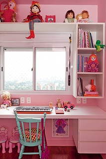 No quarto de Sofia, filha da designer Ana Morelli, predomina a cor rosa em todas as paredes e no teto. A marcenaria branca deixa o canto de estudo mais neutro
