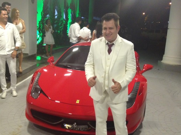 Marrone chegou em Ferrari vermelha para sua festa de aniversário de 50 anos Goiânia Goiás (Foto: Sílvio Túlio/G1)